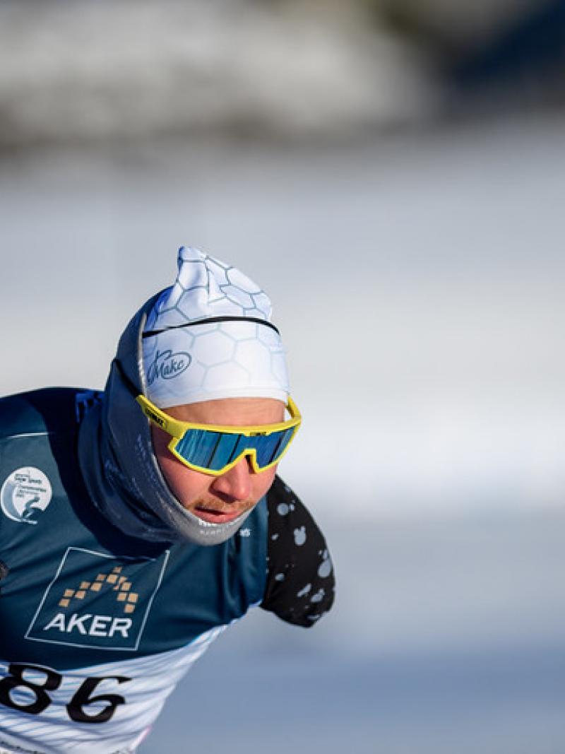 An armless in a cross-country skiing competition