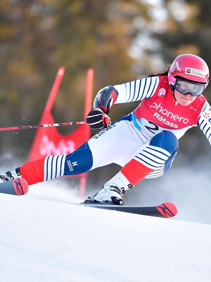 A female skier in a slalom competition