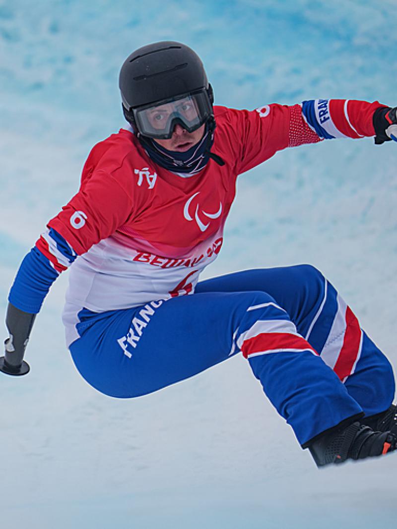 An one-armed snowboarder in a Para snowboard competition