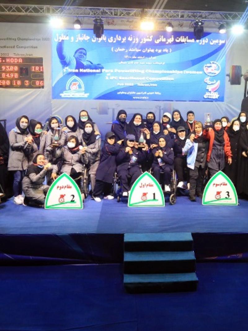 Image of women in a Para Powerlifting competition