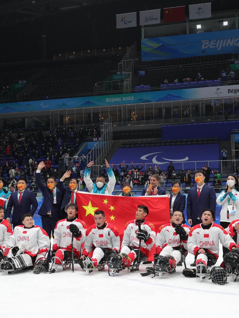 Group photo of Para ice hockey players and staff celebrating the win.