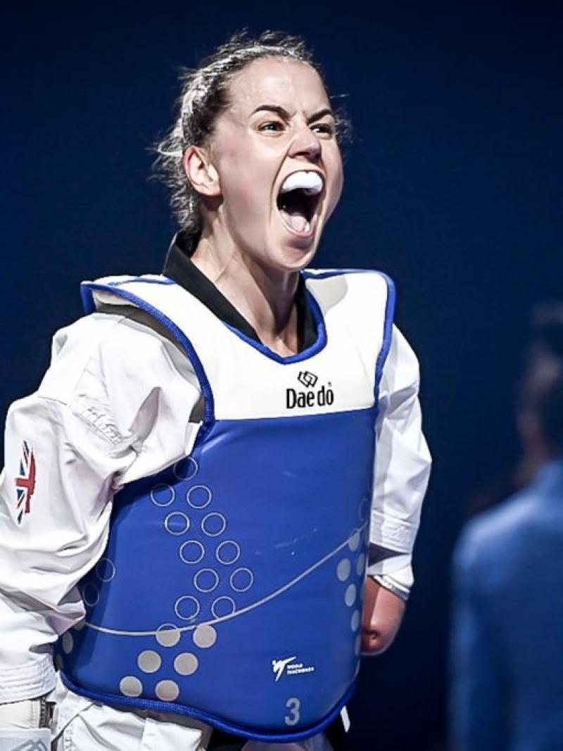 Beth Munro shouts in celebration after winning her bout at the Manchester 2022 European Championships.