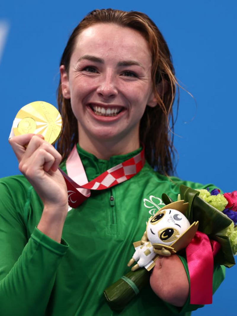 Image of a female Para swimmer in the podium after she grabbed gold