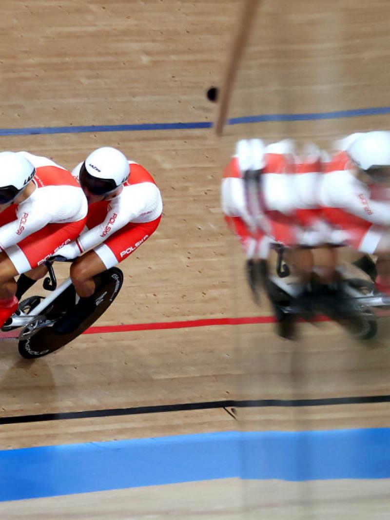 Marcin Polak and his pilot Michal Ladosz race on the track at Tokyo 2020.
