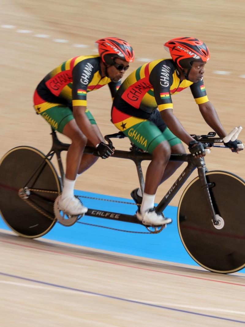 Ghana's Frederick Assor and pilot Rudolf Mensah take a breath as they race in the Izu Velodrome at Tokyo 2020.