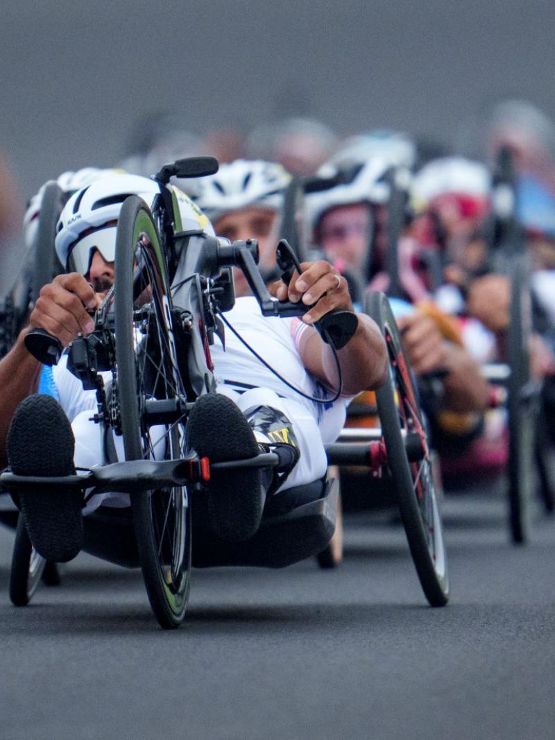 A pelaton of handcyclists race in the men's H4 road race at Tokyo 2020.