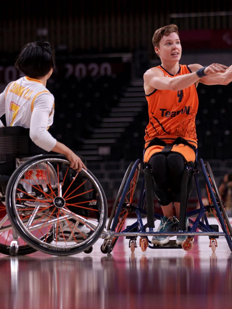 Bo Kramer makes a pass during the gold medal match at Tokyo 2020 as a Chinese player faces her.