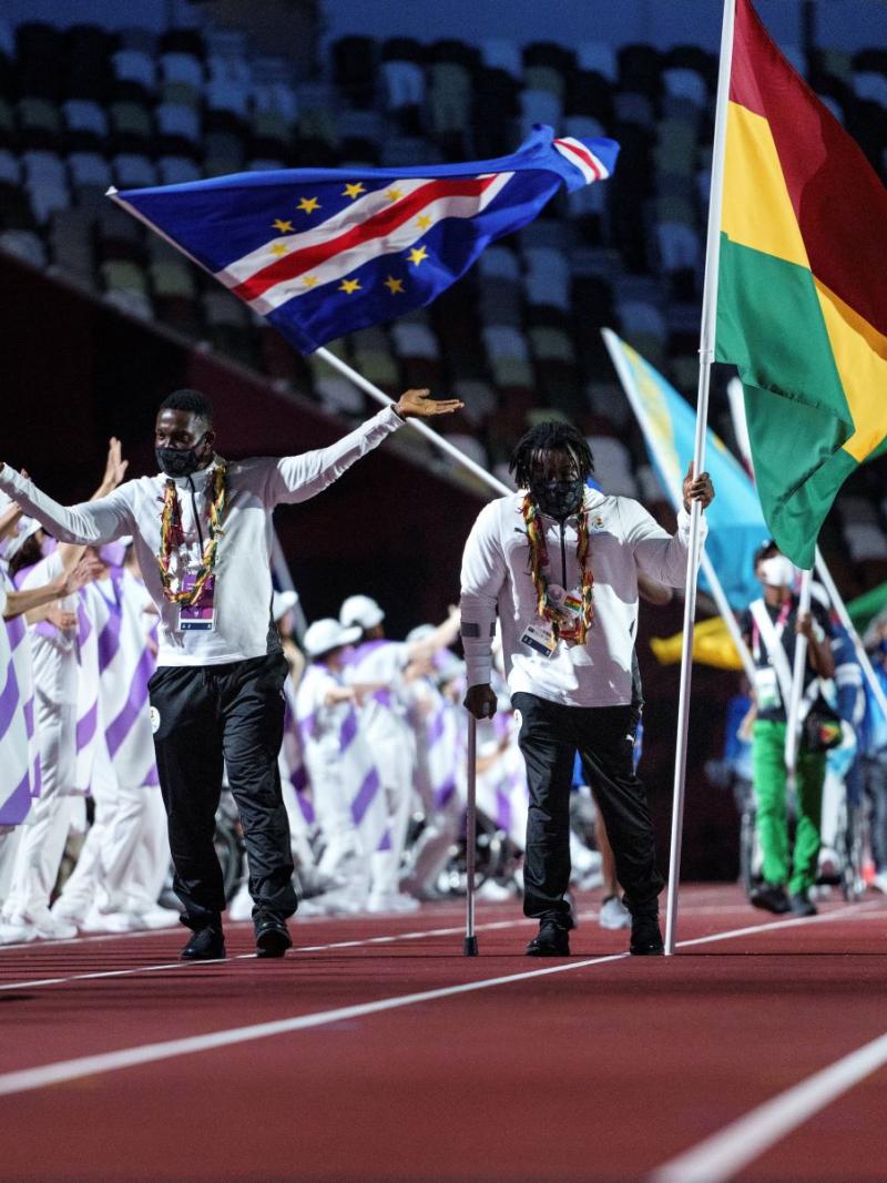 Emmanuel Oku carries Ghana's flag into the Closing Ceremony of the Tokyo 2020 Paralympic Games.