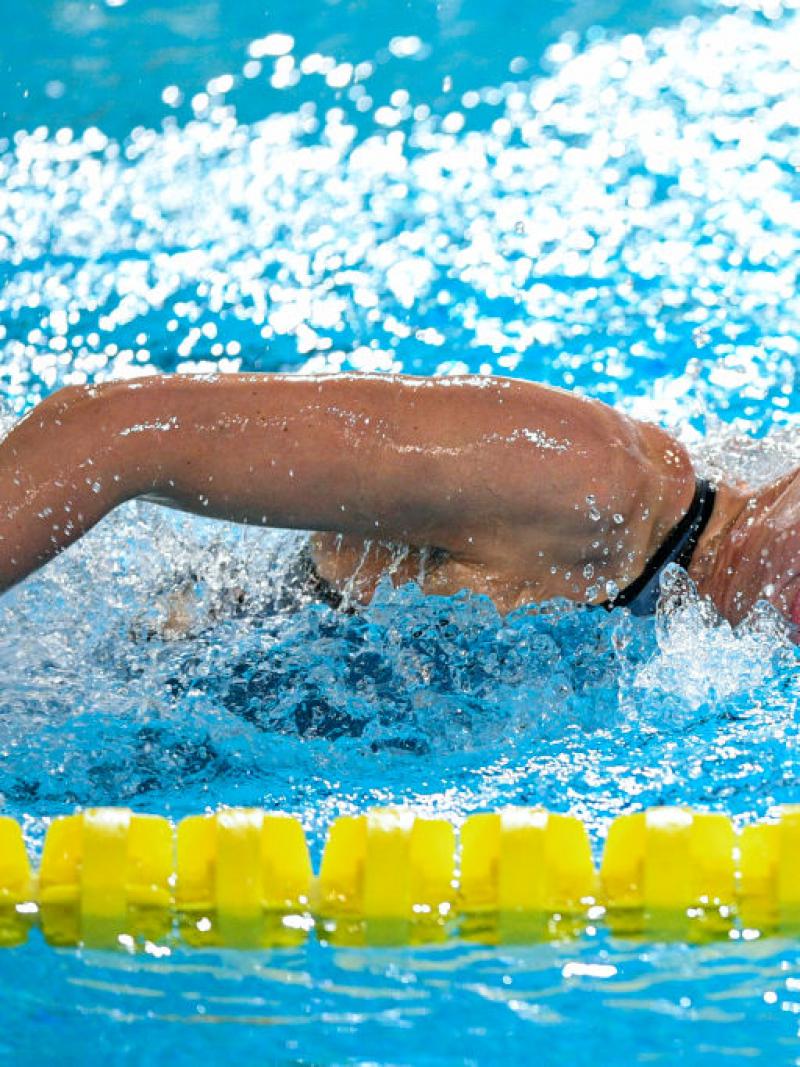 A female Para swimmer with a cap with the German flag