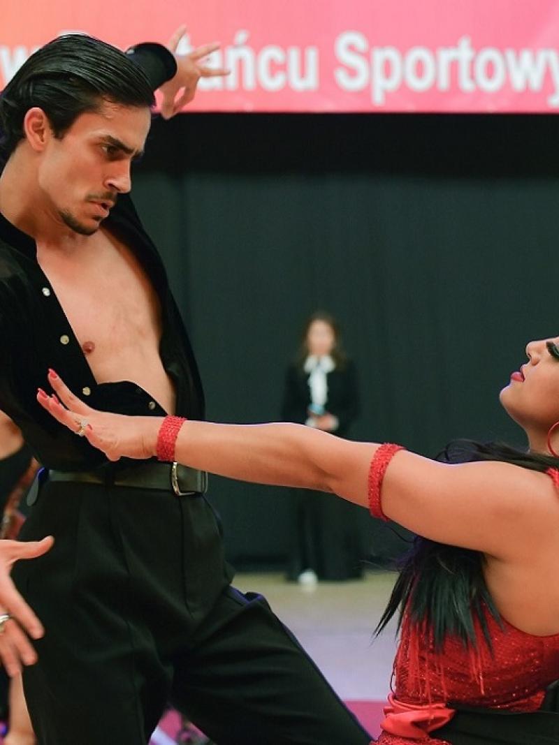 A male standing dancer and a female wheelchair dancer in a competition