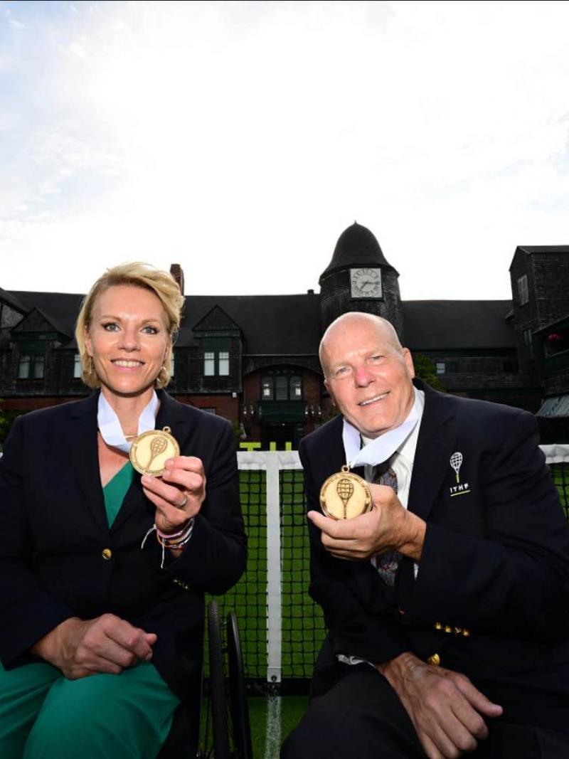 Esther Vergeer Rick Draney holding up their medals and smiling