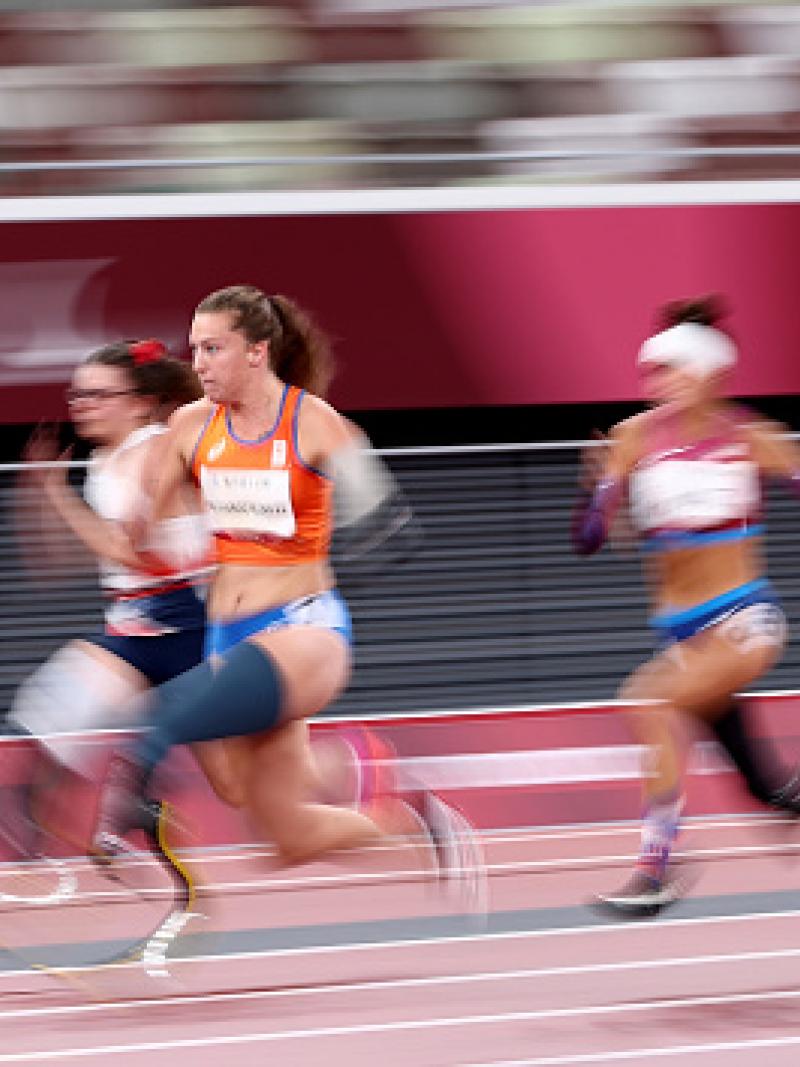 A group of female runners with prosthetic legs in a Para athletics events