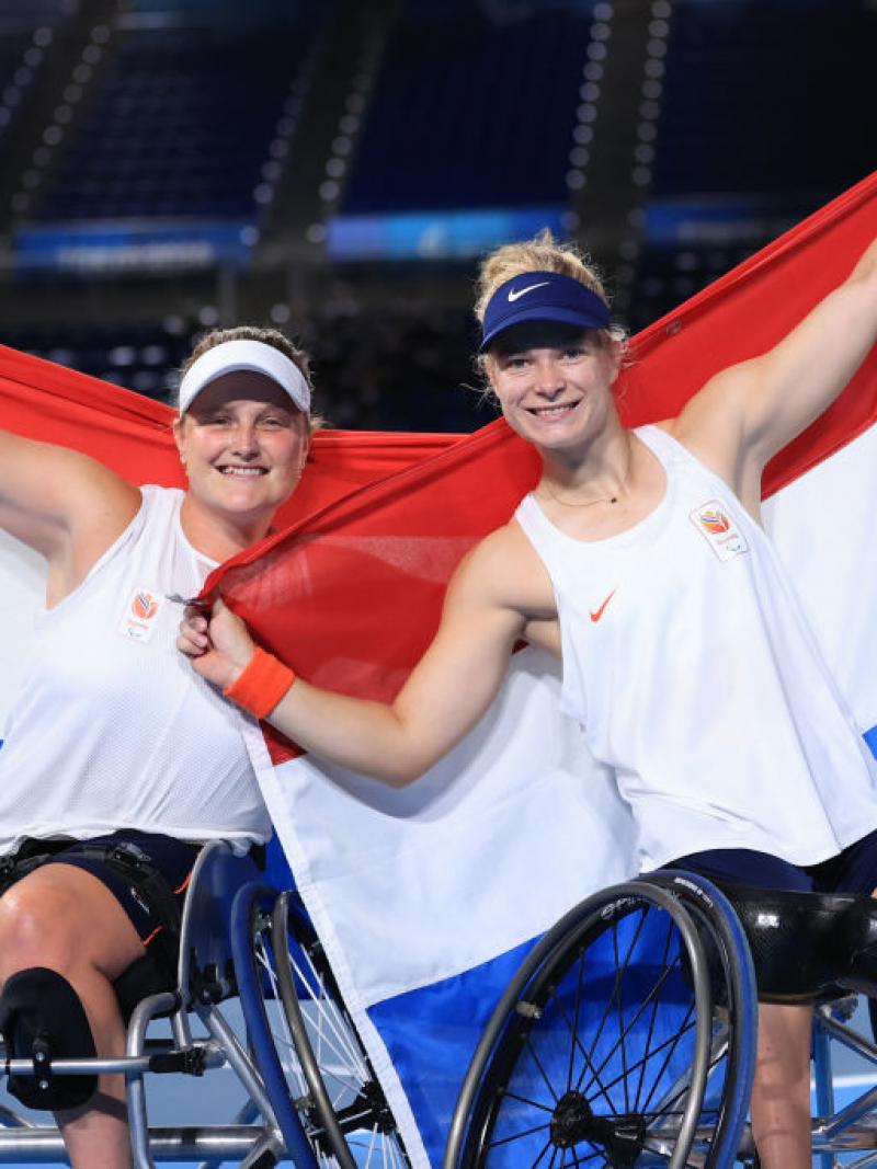 Diede de Groot Aniek van Koot holding up the Netherlands flag