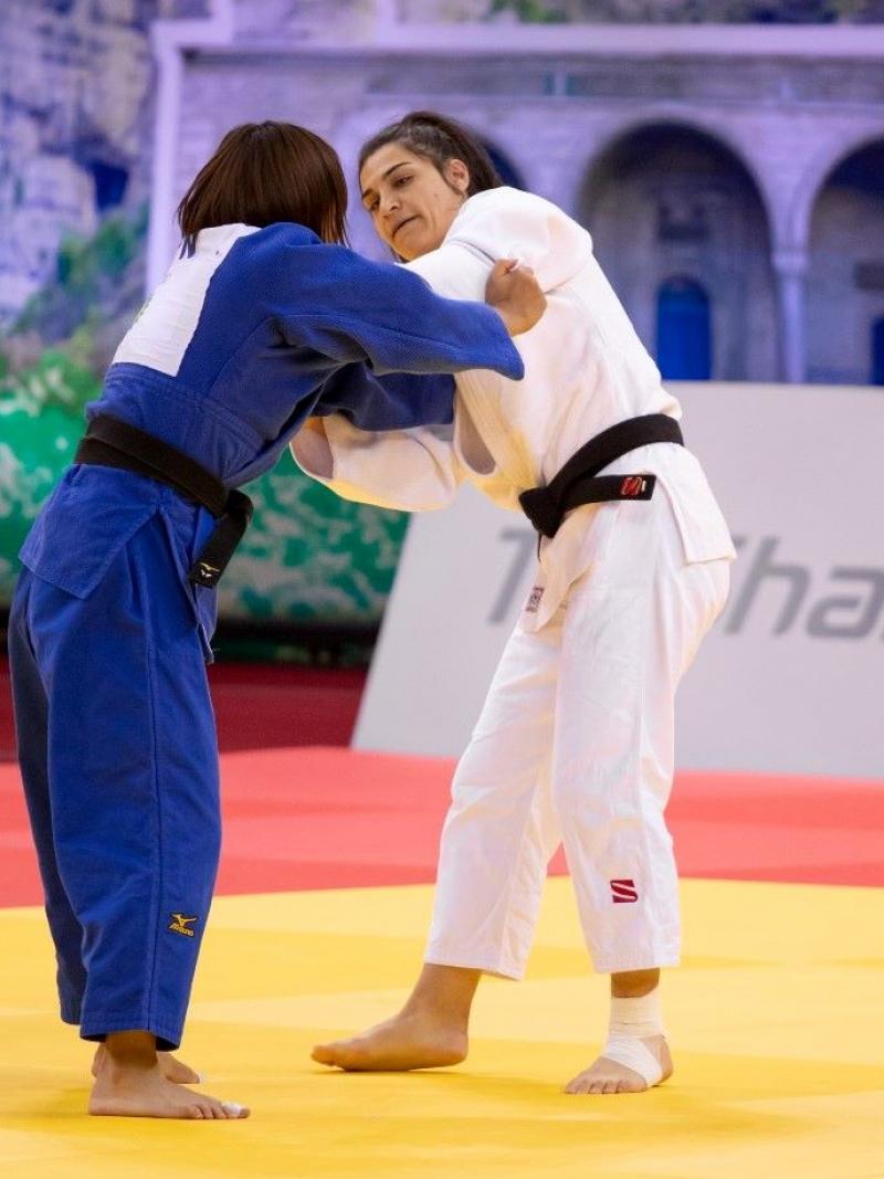 Two female judoka competes