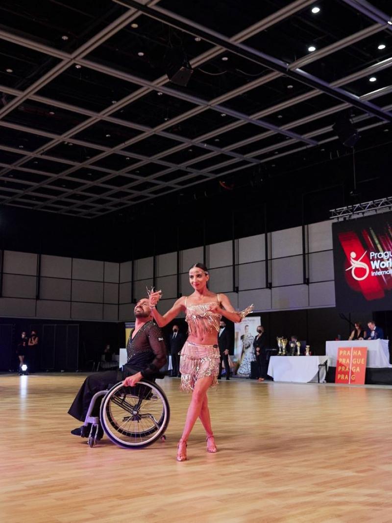 A female standing dancer and a male wheelchair dancer in a competition