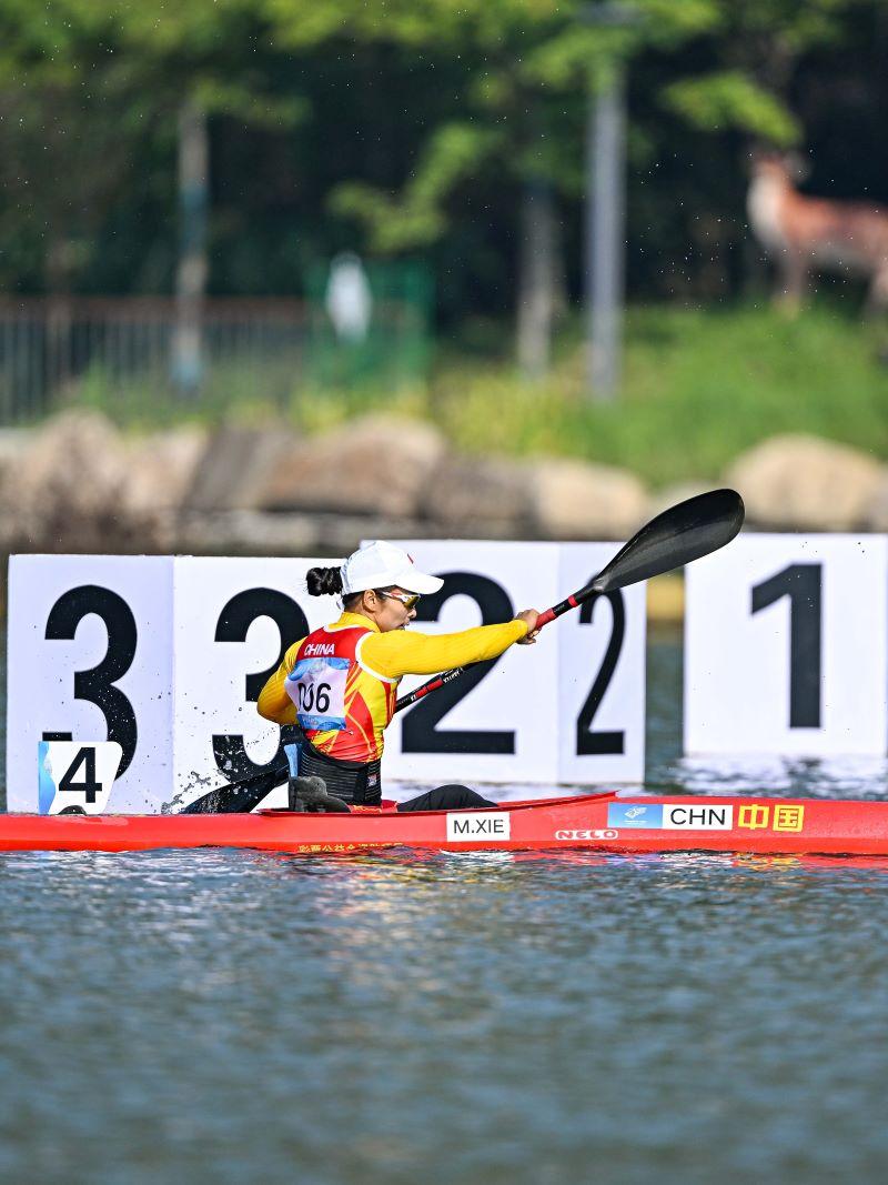 Xie Maosan won the gold medal in canoe KL1, the first one of the Asian Para Games.