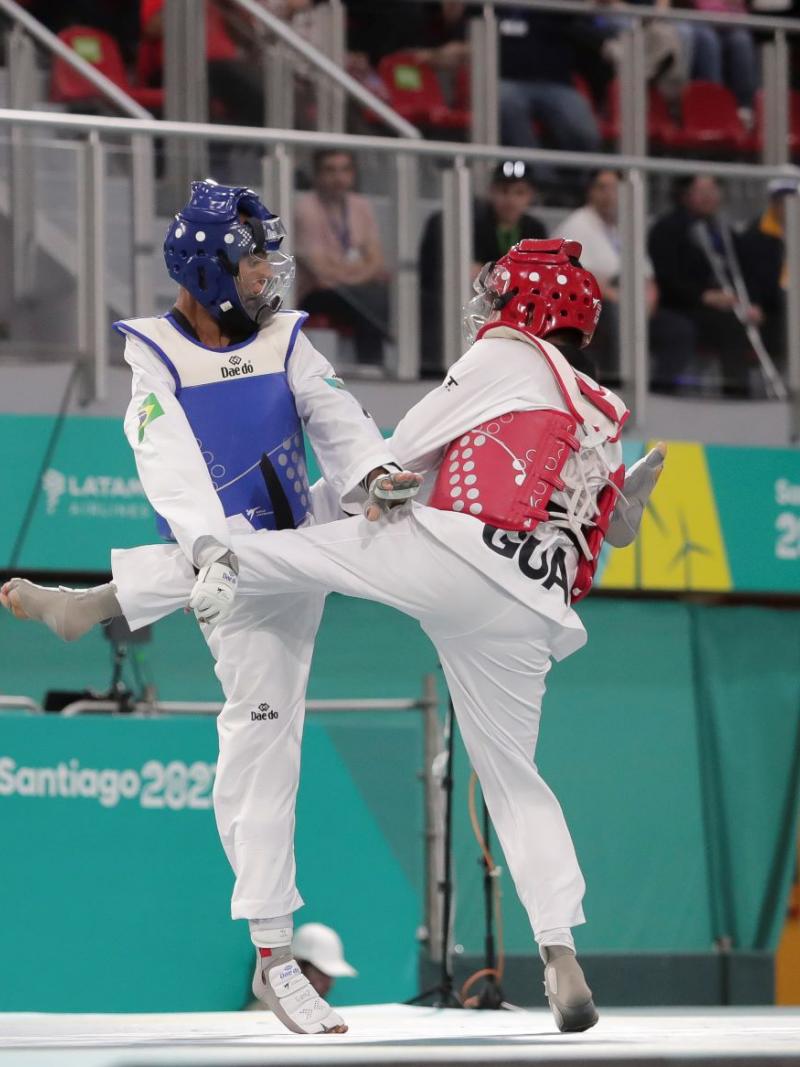 Cicero Do Nascimento de Brazil (blue) y gersson mejia de Guatemala
