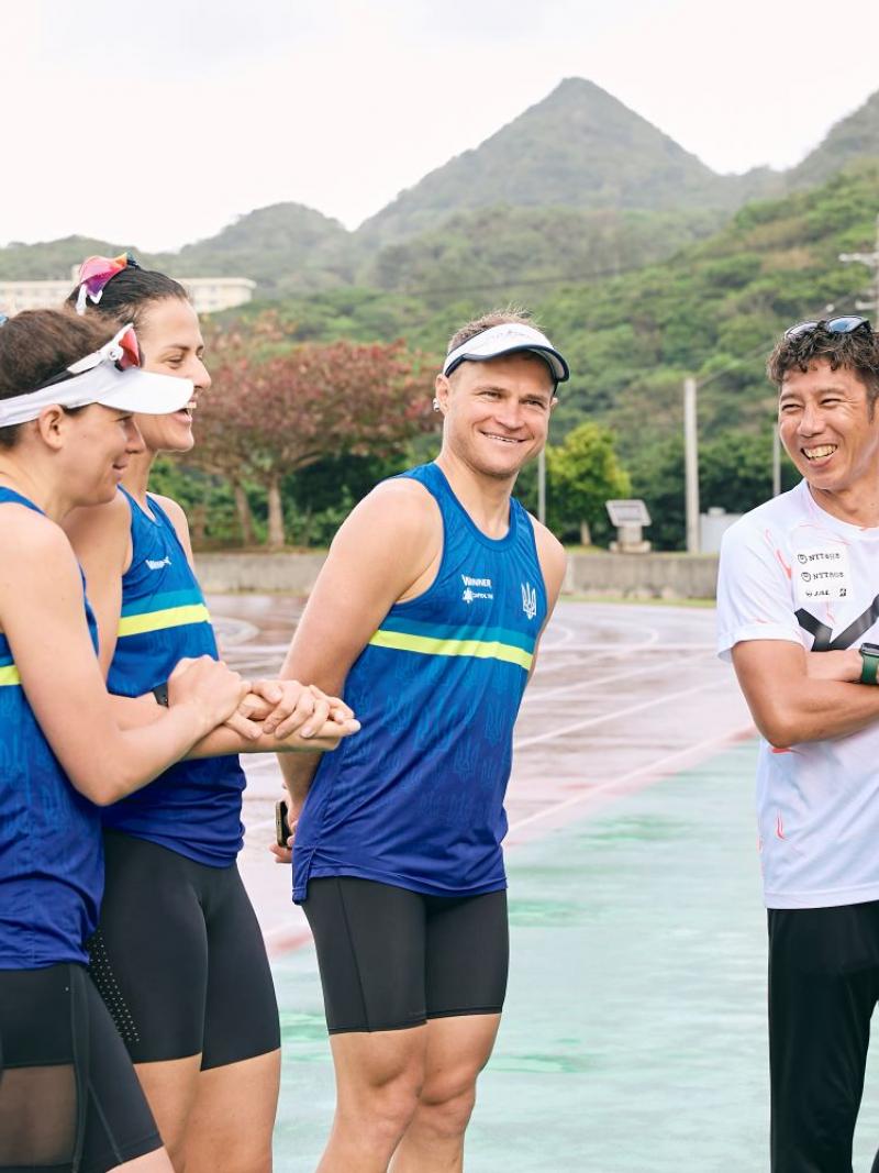 Four Para triathletes and official from Ukraine are speaking with Japanese athletes