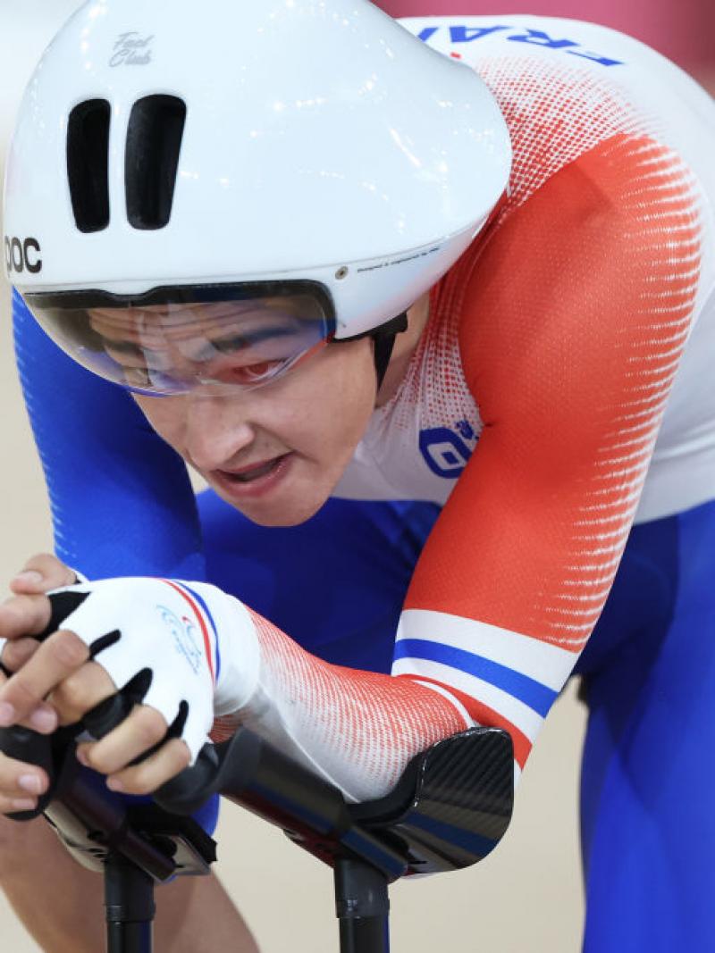 Para cyclist Alexandre Leaute riding his bike