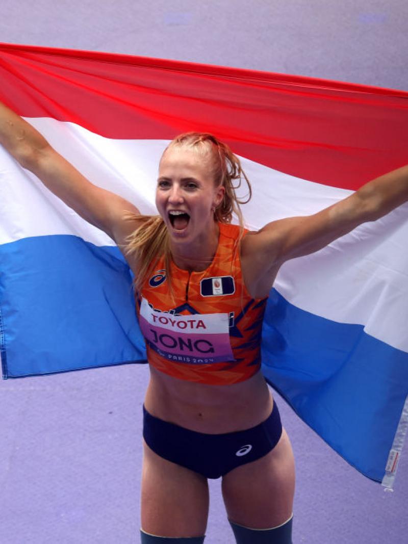 Para athlete Fleur Jong cheers holding up the Dutch flag
