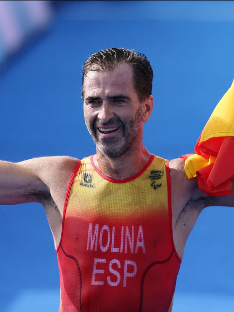 Para triathlete Daniel Molina shows off his biceps at the finish line 