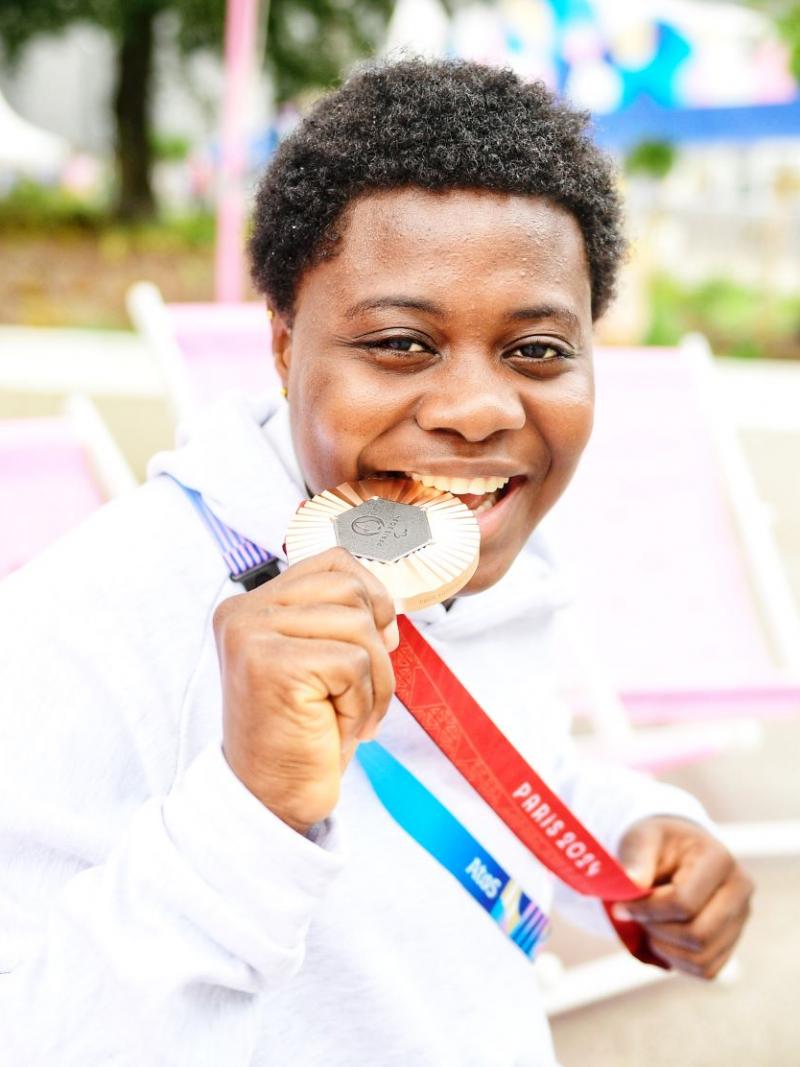 Mariam Eniola Bolaji bites her medal 