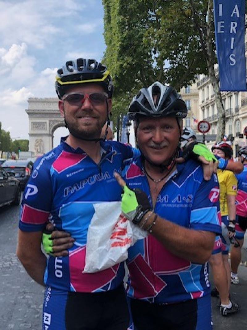 Martin Heggelund and his father standing in front of the Arc de Triomphe