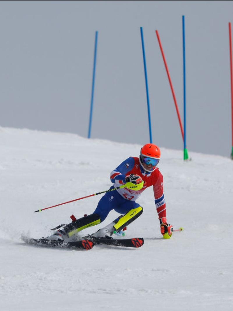 A male Para alpine skiing athlete is competing in the Para sport at the Beijing 2022 Paralympics