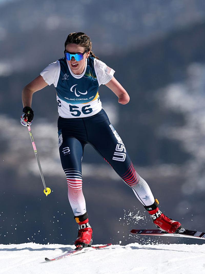 A female Para athlete is competing in Para cross-country skiing