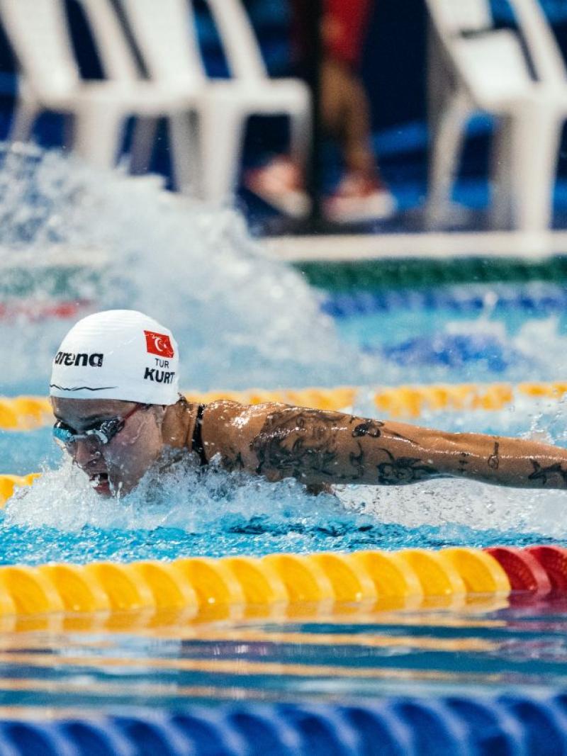 A female Para swimmer swimming butterfly in a competition