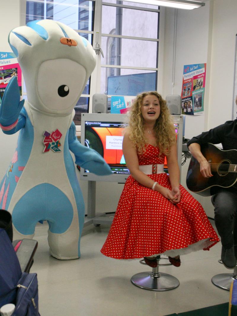 Mandeville with Tom and Carrie Fletcher, singers of the "On a Rainbow" song