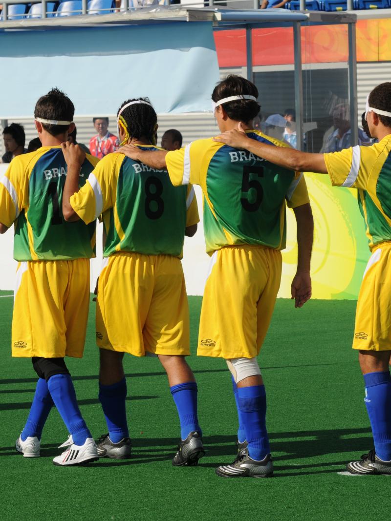 The team comes to the pitch