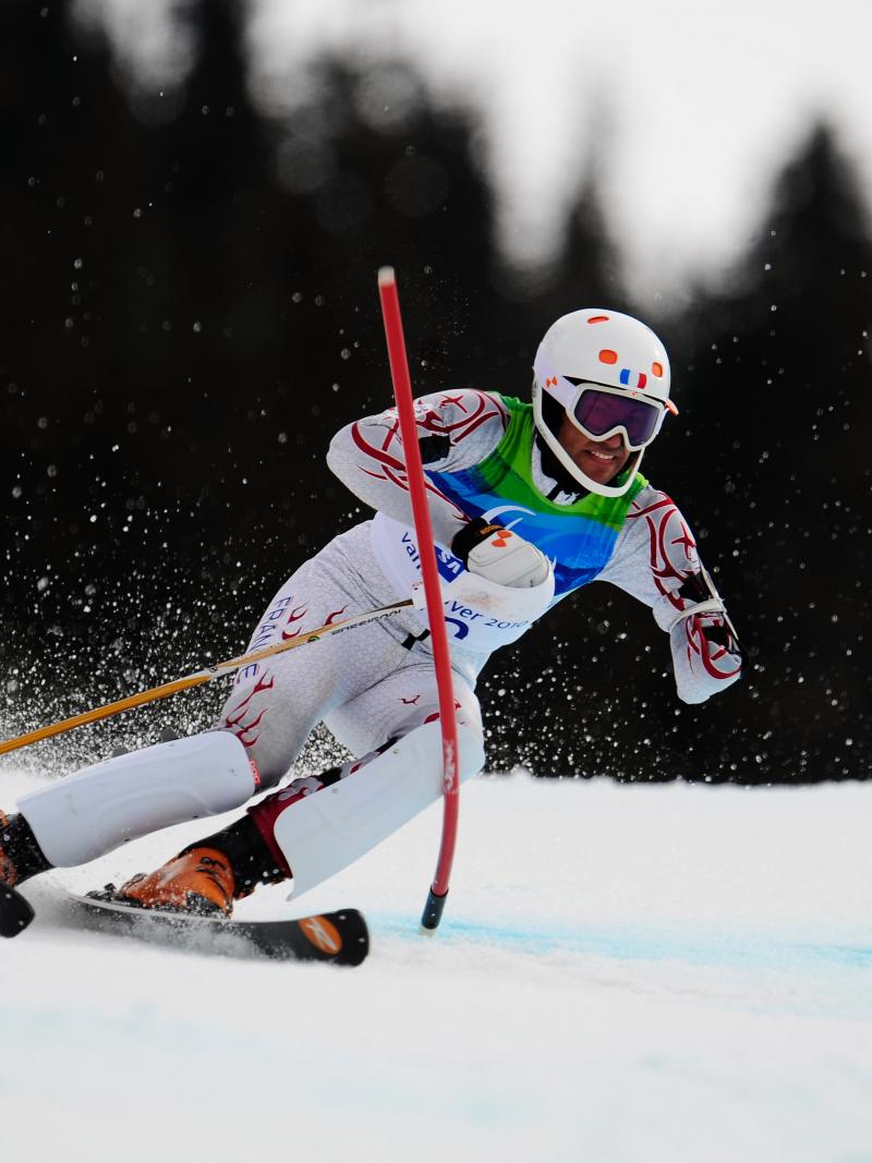 Vincent Gauthier-Manuel competing