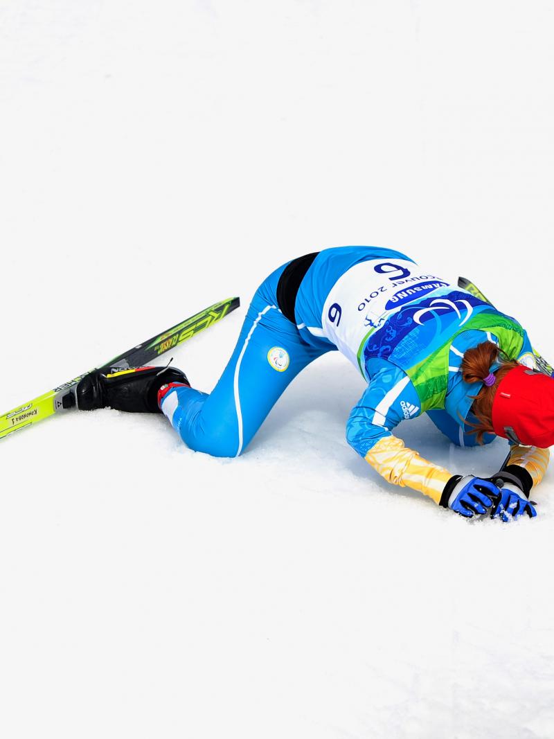 Oleksandra Kononova collapsing after winning race