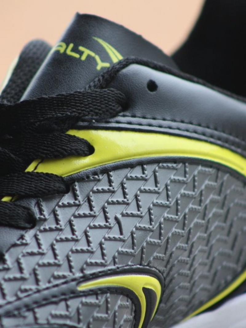 This boot has been designed by Penalty for Football 5-a-side players