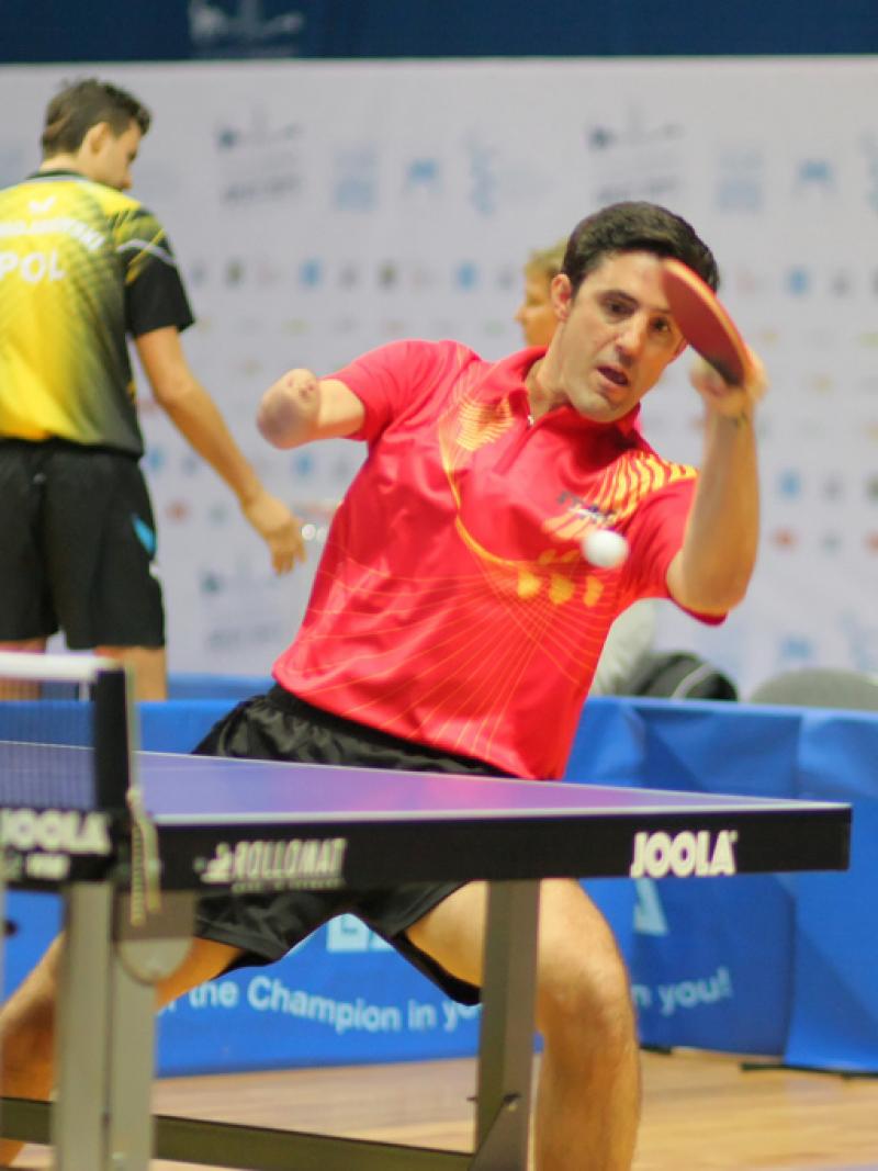 A Spanish person playing table tennis