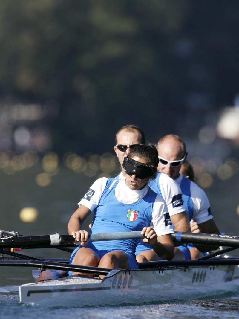 A picture of four italian people rowing.