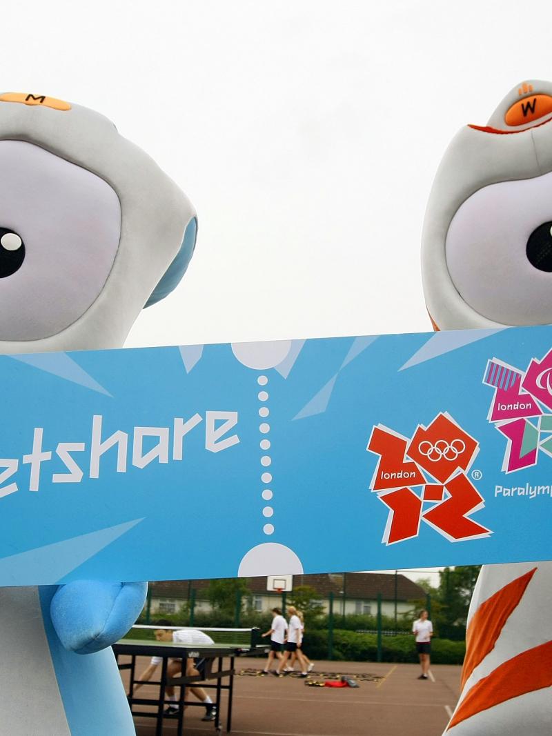 A picture of 2 mascots