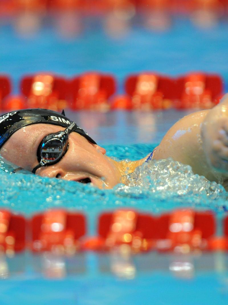 A picture of a woman swimming, paralympic swimming