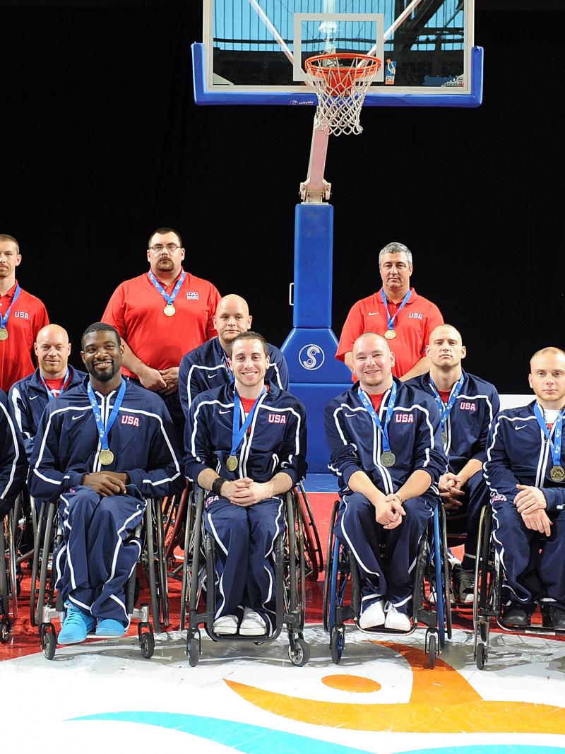 A picture of a group of person in wheelchair posing for a foto