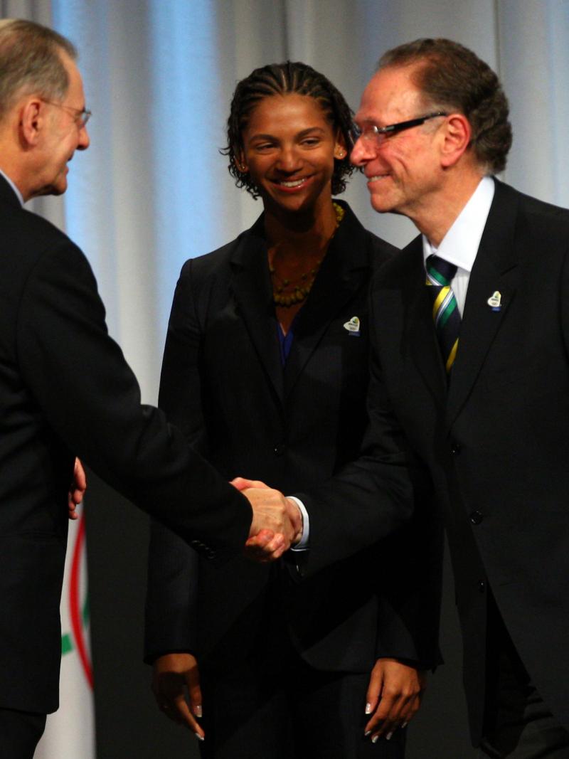 A picture of 2 men shaking their hands
