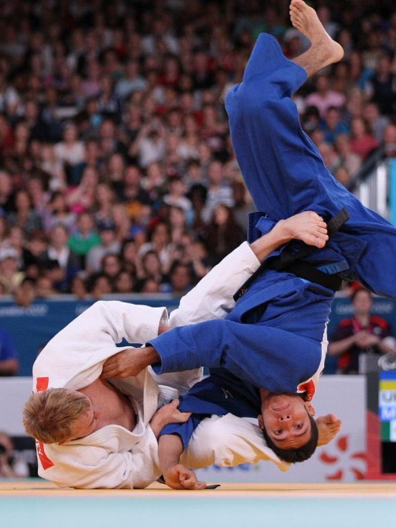 A picture of two persons doing Judo