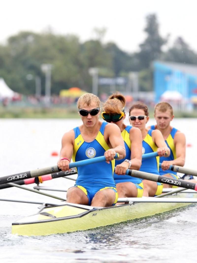 A picture of a 4 person rowing