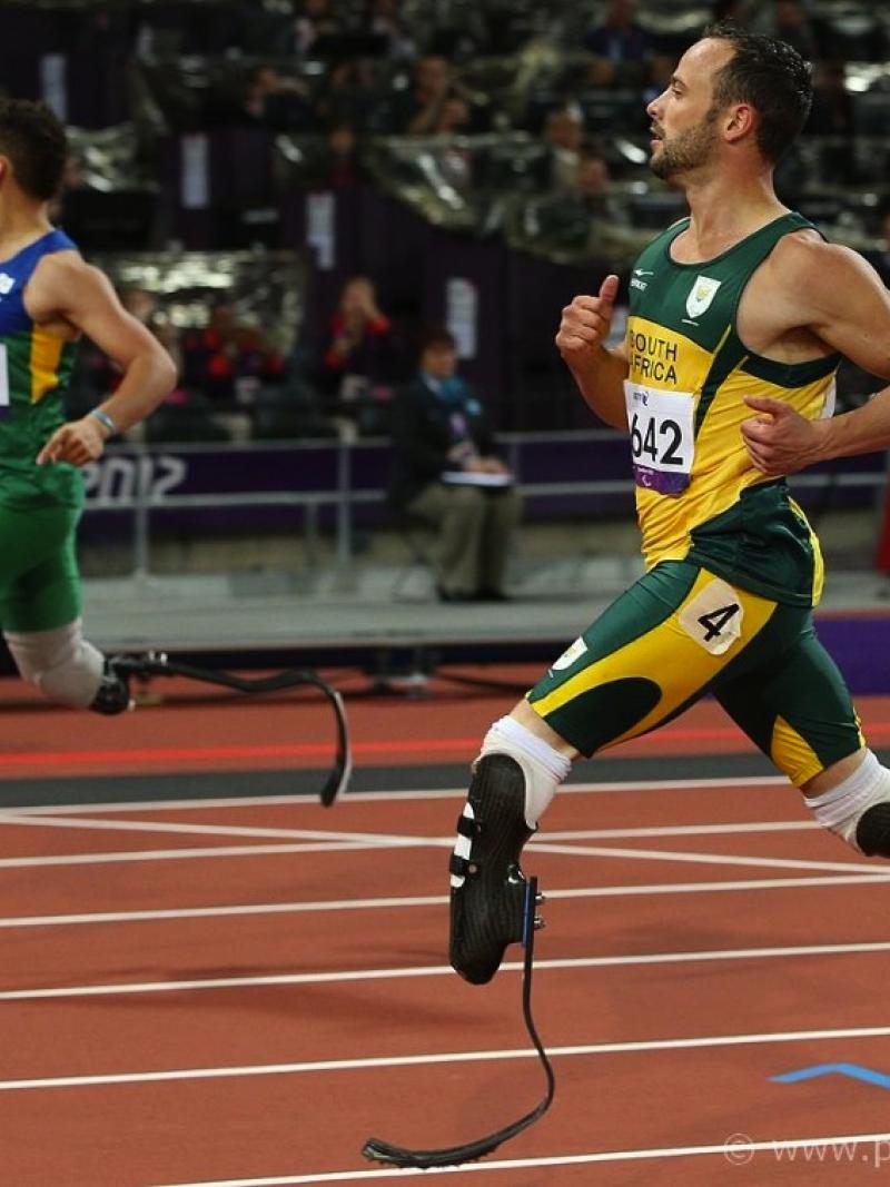 Alan Oliveira wins the men's 200m T44 at London 2012
