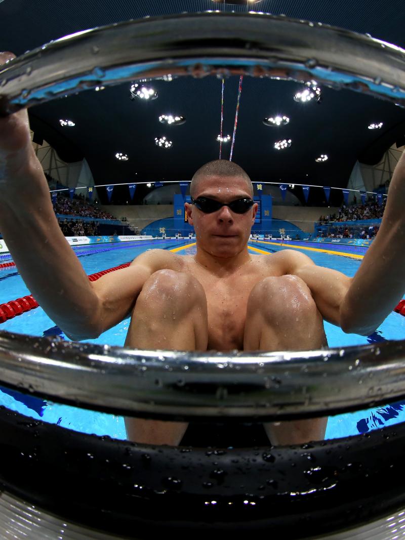 A picture of man ready for the start of his swimming race