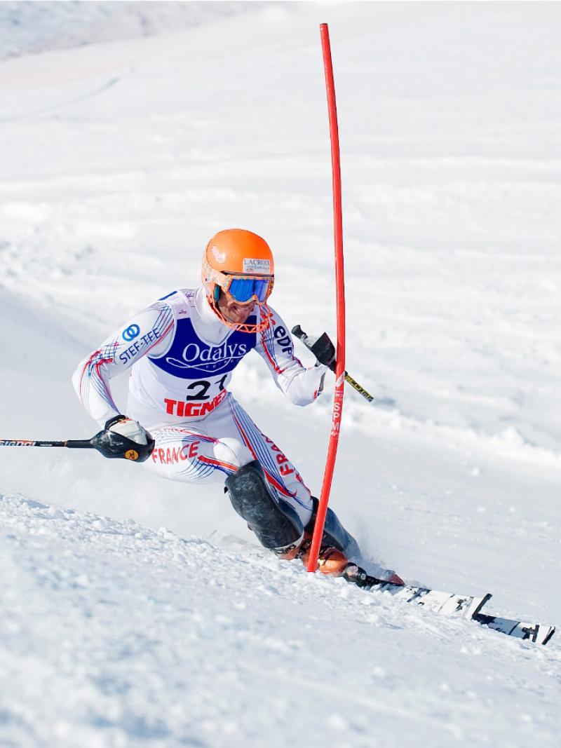 A picture of a man skiing