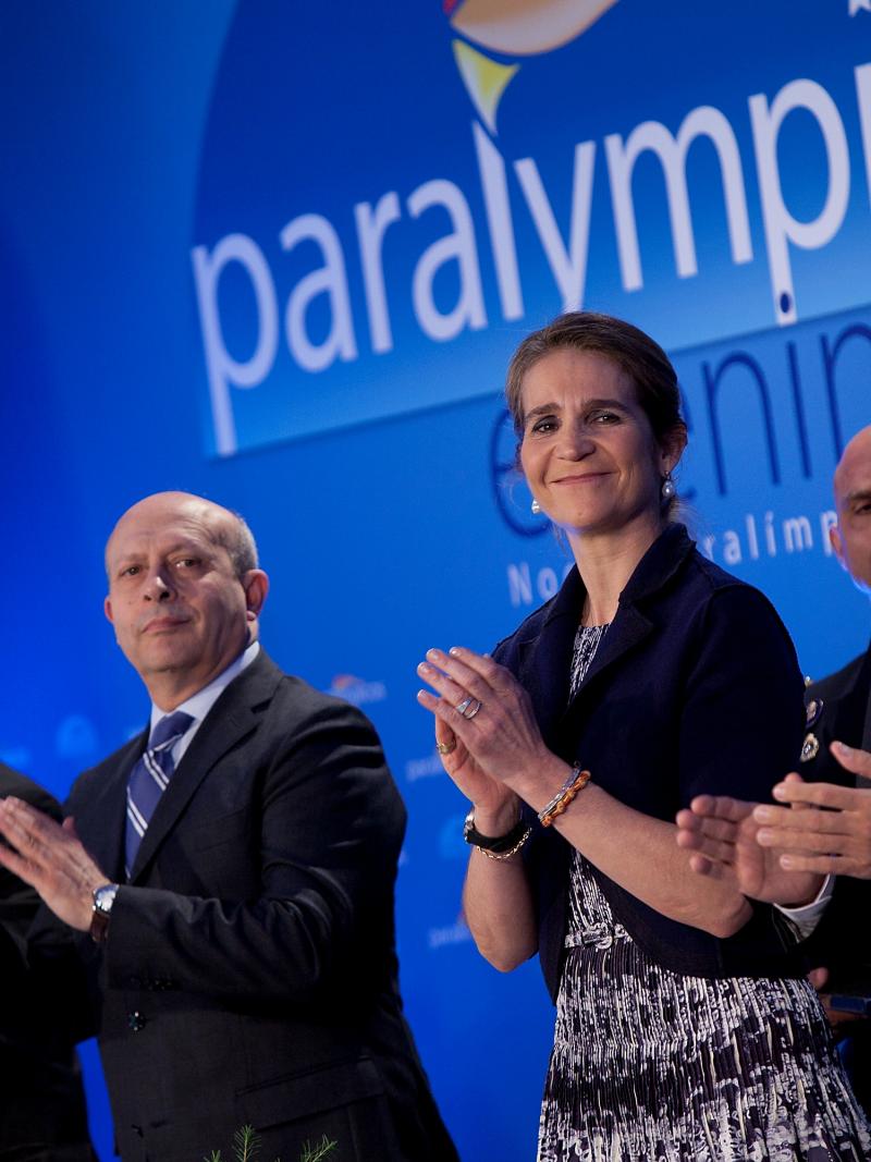 A picture of three mens and one woman standing and applausing