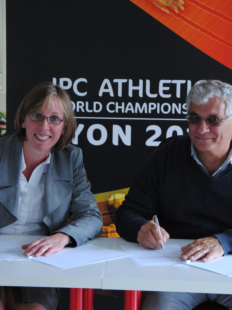 Fabienne Bonnet, representing Otto Bock, and Marcel Ferrari sign the agreement