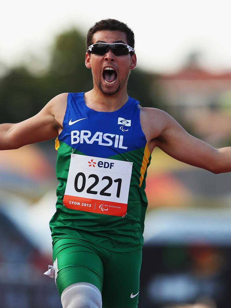 Alan Fonteles Oliveira winning the 200m T43 in Lyon