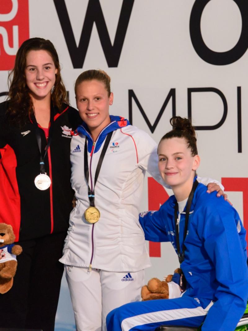 Aurélie Rivard avec l’argent, Tully Kearney médaillée de bronze et Élodie Lorandi qui a remporté l’or sur le podium ce soir.